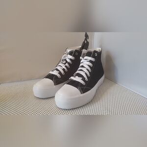 No Boundaries Women's Size 11 Platform Lace Up Hi Top Sneakers Black/White NWT